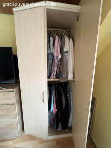 Schlafzimmer Weiß-Kirsche Nachbildung 7 teilig. Ab sofort an Selbstholer abzugeben

H=2,27m
Bestehend aus (s. Zeichnung der ürsprünglichen Aufstellung v. Li. Nach re.):
Schrägeelement 48cm, Schrank 30cm, Eckschrank m. Spiegel und runde Kleiderstange 91x91cm, Schrank 30cm, Überbau m. Beleuchtung 2,71m, 2-ter Echschrank, Schrank 30cm.
Den Fotos können Sie entnehmen, dass sich die Teile im Zusammenbau variieren lassen.
Wahlweise m. Bettkasten OHNE Lattenrost und Matratzen.
Der Rahmen ist und unbeschädigt. Er wurde mit Wassermatratzen  genutzt und wurde nur zur Stabilisierung verstärkt. Evtl. müssen die Eckscharniere ausgetauscht werden. Teile müssen vom Abholer selbst abgebaut u. Aus der 1. Etage transportiert werden.