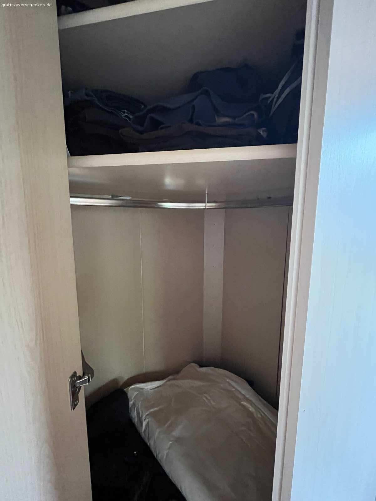 Schlafzimmer Weiß-Kirsche Nachbildung 7 teilig. Ab sofort an Selbstholer abzugeben

H=2,27m
Bestehend aus (s. Zeichnung der ürsprünglichen Aufstellung v. Li. Nach re.):
Schrägeelement 48cm, Schrank 30cm, Eckschrank m. Spiegel und runde Kleiderstange 91x91cm, Schrank 30cm, Überbau m. Beleuchtung 2,71m, 2-ter Echschrank, Schrank 30cm.
Den Fotos können Sie entnehmen, dass sich die Teile im Zusammenbau variieren lassen.
Wahlweise m. Bettkasten OHNE Lattenrost und Matratzen.
Der Rahmen ist und unbeschädigt. Er wurde mit Wassermatratzen  genutzt und wurde nur zur Stabilisierung verstärkt. Evtl. müssen die Eckscharniere ausgetauscht werden. Teile müssen vom Abholer selbst abgebaut u. Aus der 1. Etage transportiert werden.