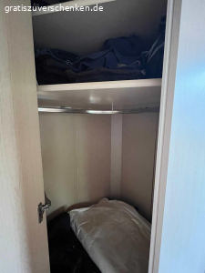 Schlafzimmer Weiß-Kirsche Nachbildung 7 teilig. Ab sofort an Selbstholer abzugeben

H=2,27m
Bestehend aus (s. Zeichnung der ürsprünglichen Aufstellung v. Li. Nach re.):
Schrägeelement 48cm, Schrank 30cm, Eckschrank m. Spiegel und runde Kleiderstange 91x91cm, Schrank 30cm, Überbau m. Beleuchtung 2,71m, 2-ter Echschrank, Schrank 30cm.
Den Fotos können Sie entnehmen, dass sich die Teile im Zusammenbau variieren lassen.
Wahlweise m. Bettkasten OHNE Lattenrost und Matratzen.
Der Rahmen ist und unbeschädigt. Er wurde mit Wassermatratzen  genutzt und wurde nur zur Stabilisierung verstärkt. Evtl. müssen die Eckscharniere ausgetauscht werden. Teile müssen vom Abholer selbst abgebaut u. Aus der 1. Etage transportiert werden.