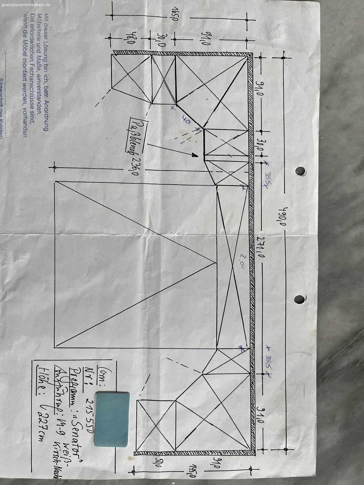 Schlafzimmer Weiß-Kirsche Nachbildung 7 teilig. Ab sofort an Selbstholer abzugeben

H=2,27m
Bestehend aus (s. Zeichnung der ürsprünglichen Aufstellung v. Li. Nach re.):
Schrägeelement 48cm, Schrank 30cm, Eckschrank m. Spiegel und runde Kleiderstange 91x91cm, Schrank 30cm, Überbau m. Beleuchtung 2,71m, 2-ter Echschrank, Schrank 30cm.
Den Fotos können Sie entnehmen, dass sich die Teile im Zusammenbau variieren lassen.
Wahlweise m. Bettkasten OHNE Lattenrost und Matratzen.
Der Rahmen ist und unbeschädigt. Er wurde mit Wassermatratzen  genutzt und wurde nur zur Stabilisierung verstärkt. Evtl. müssen die Eckscharniere ausgetauscht werden. Teile müssen vom Abholer selbst abgebaut u. Aus der 1. Etage transportiert werden.
