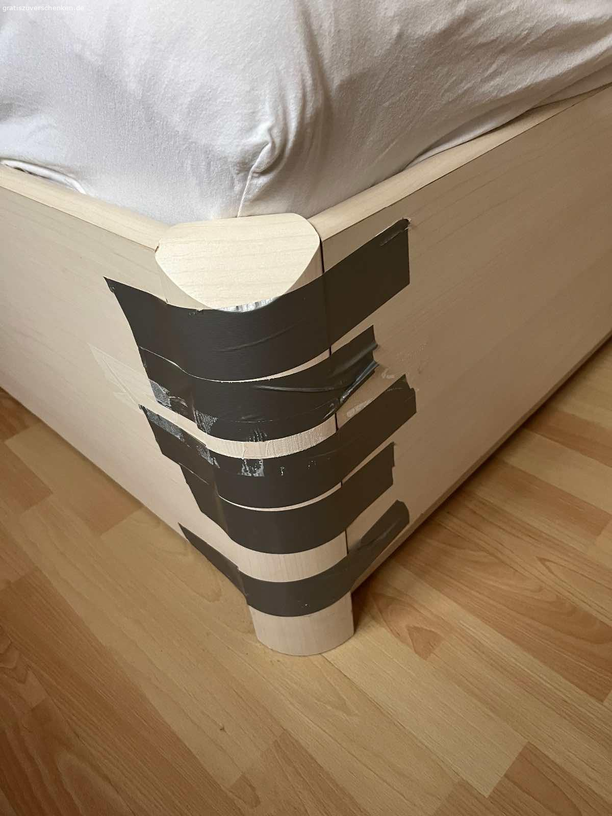 Schlafzimmer Weiß-Kirsche Nachbildung 7 teilig. Ab sofort an Selbstholer abzugeben

H=2,27m
Bestehend aus (s. Zeichnung der ürsprünglichen Aufstellung v. Li. Nach re.):
Schrägeelement 48cm, Schrank 30cm, Eckschrank m. Spiegel und runde Kleiderstange 91x91cm, Schrank 30cm, Überbau m. Beleuchtung 2,71m, 2-ter Echschrank, Schrank 30cm.
Den Fotos können Sie entnehmen, dass sich die Teile im Zusammenbau variieren lassen.
Wahlweise m. Bettkasten OHNE Lattenrost und Matratzen.
Der Rahmen ist und unbeschädigt. Er wurde mit Wassermatratzen  genutzt und wurde nur zur Stabilisierung verstärkt. Evtl. müssen die Eckscharniere ausgetauscht werden. Teile müssen vom Abholer selbst abgebaut u. Aus der 1. Etage transportiert werden.