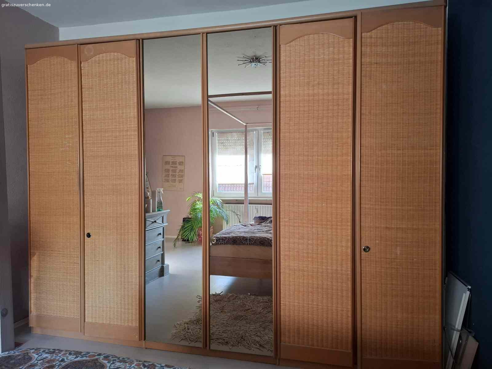 Schlafzimmerschrank mit Spiegel. Sehr guter Zustand. Kostenlos abzugeben.
Breite 300 cm, Tiefe 60 cm, Höhe 230 cm.
Muss abgebaut werden.
Nur Abholung!