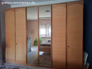 Schlafzimmerschrank mit Spiegel. Sehr guter Zustand. Kostenlos abzugeben.
Breite 300 cm, Tiefe 60 cm, Höhe 230 cm.
Muss abgebaut werden.
Nur Abholung!