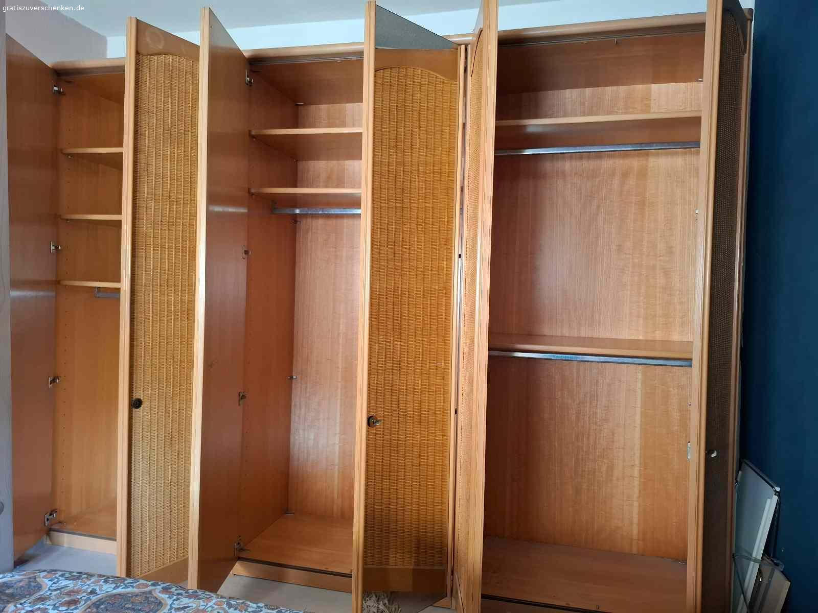 Schlafzimmerschrank mit Spiegel. Sehr guter Zustand. Kostenlos abzugeben.
Breite 300 cm, Tiefe 60 cm, Höhe 230 cm.
Muss abgebaut werden.
Nur Abholung!
