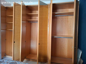 Schlafzimmerschrank mit Spiegel. Sehr guter Zustand. Kostenlos abzugeben.
Breite 300 cm, Tiefe 60 cm, Höhe 230 cm.
Muss abgebaut werden.
Nur Abholung!