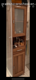 Schöner Badezimmerschrank. Farbe: Braun. Sehr gut erhalten, unter dem rechten Fuß muss man jedoch etwas unterlegen, damit er gerade steht. Dann ist er aber stabil.