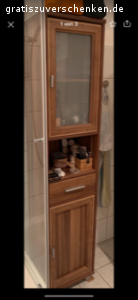 Schöner Badezimmerschrank. Farbe: Braun. Sehr gut erhalten, unter dem rechten Fuß muss man jedoch etwas unterlegen, damit er gerade steht. Dann ist er aber stabil.