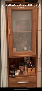 Schöner Badezimmerschrank. Farbe: Braun. Sehr gut erhalten, unter dem rechten Fuß muss man jedoch etwas unterlegen, damit er gerade steht. Dann ist er aber stabil.