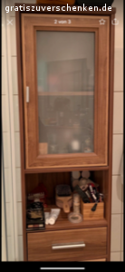 Schöner Badezimmerschrank. Farbe: Braun. Sehr gut erhalten, unter dem rechten Fuß muss man jedoch etwas unterlegen, damit er gerade steht. Dann ist er aber stabil.