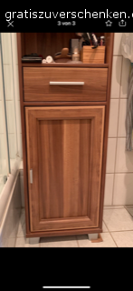 Schöner Badezimmerschrank. Farbe: Braun. Sehr gut erhalten, unter dem rechten Fuß muss man jedoch etwas unterlegen, damit er gerade steht. Dann ist er aber stabil.