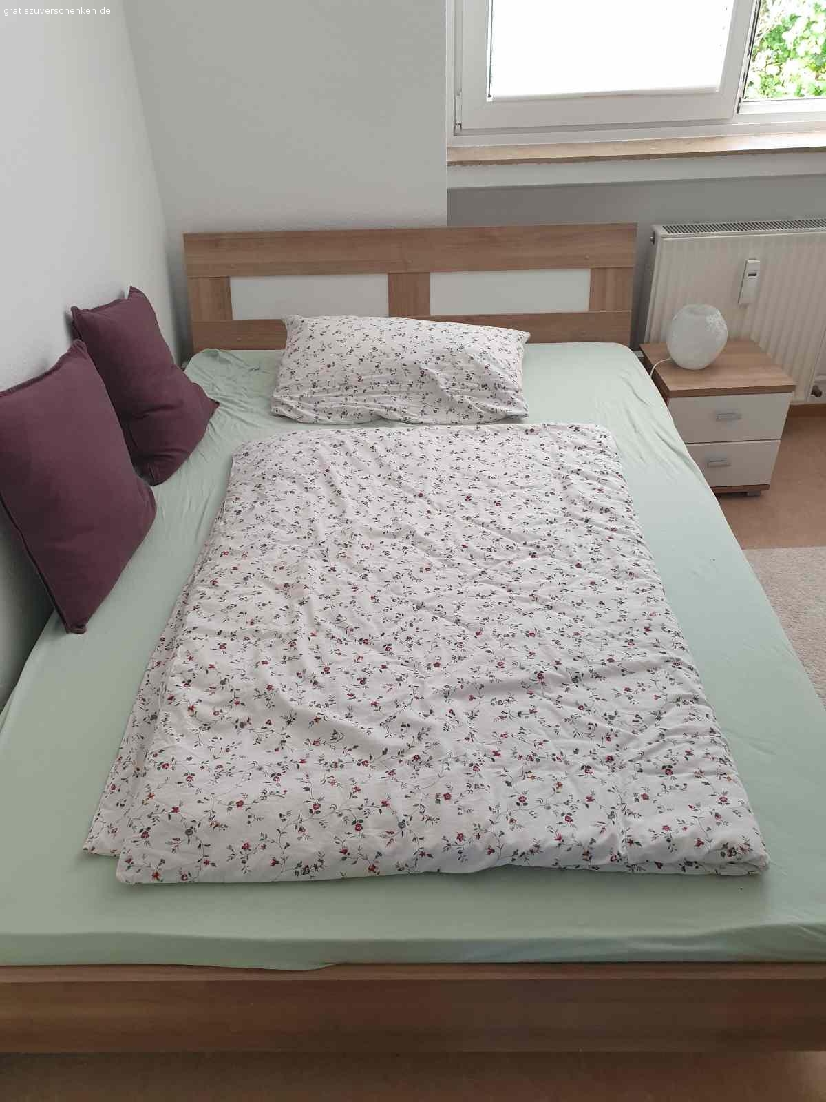 Schönes, gut erhaltenes Bett (1,40 × 2,00m). Ich verschenke dieses schöne und gut erhaltene Bett inklusive Lattenrost und Matratze. Das Bett müsste bei Abholung selbst abgebaut werden.