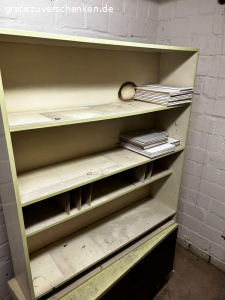 Schrank für Keller/ Werkstatt zu verschenken. ur an Selbstabholer
Muss selbst aus dem Keller geholt werden
Lässt sich in zwei Teilen transportieren
Ohne Inhalt