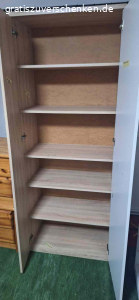 Schrank. Hoher Schrank zu verschenken, gehörte mal zu einem Wohnzimmer und ist pbrig geblieben...