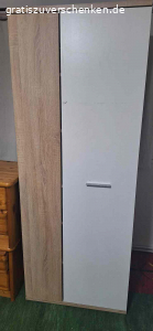 Schrank. Hoher Schrank zu verschenken, gehörte mal zu einem Wohnzimmer und ist pbrig geblieben...