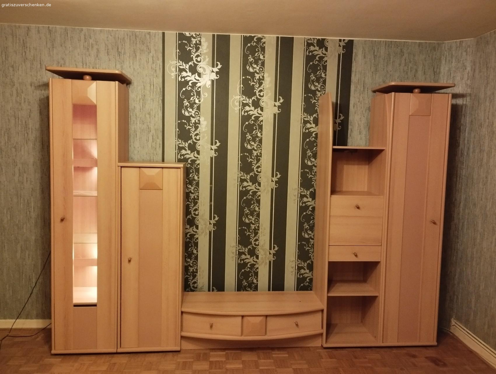 Schrankwand. Schrankwand mit beleuchteter Glasvitrine

Maße: 3,5m x 2,5m