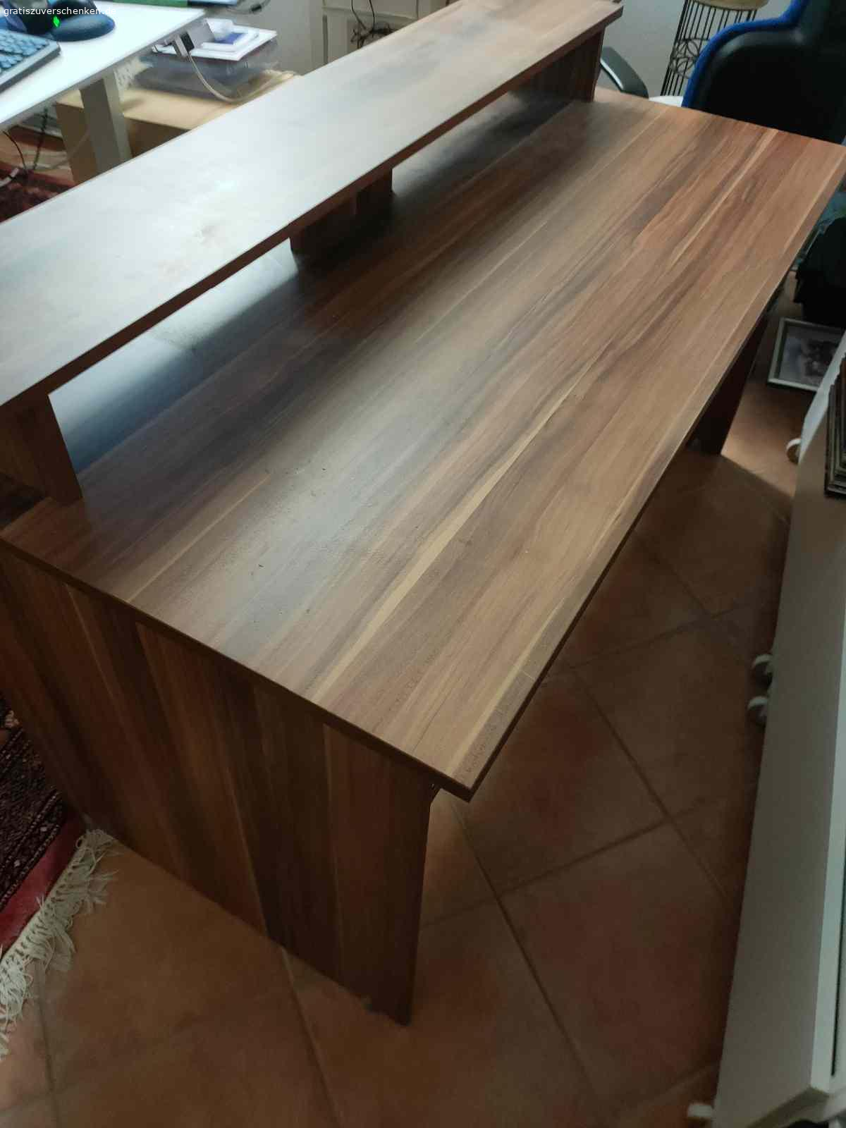 Schrebtisch und Aktenschrank nußbaumfarbig, Furnier. Büromöbel mit leichten Gebrauchsspuren, gegen Abholung zu verschenken.