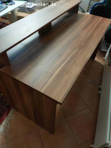 Schrebtisch und Aktenschrank nußbaumfarbig, Furnier. Büromöbel mit leichten Gebrauchsspuren, gegen Abholung zu verschenken.