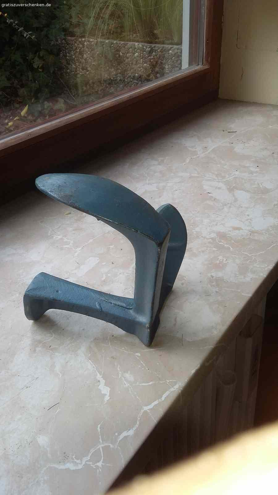 Schuster Eisen Amboss. Zu verschenken ist ein Schustereisen oder Amboss. Ich kenne die genaue Bezeichnung nicht. Gerne Termin ausmachen.