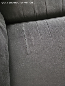 Schwarze Eckcouch zu verschenken. Eckcouch mit kleinem Riss in der Sitzfläche. Inklusive 3 grossen und 2 kleinen Kissen.