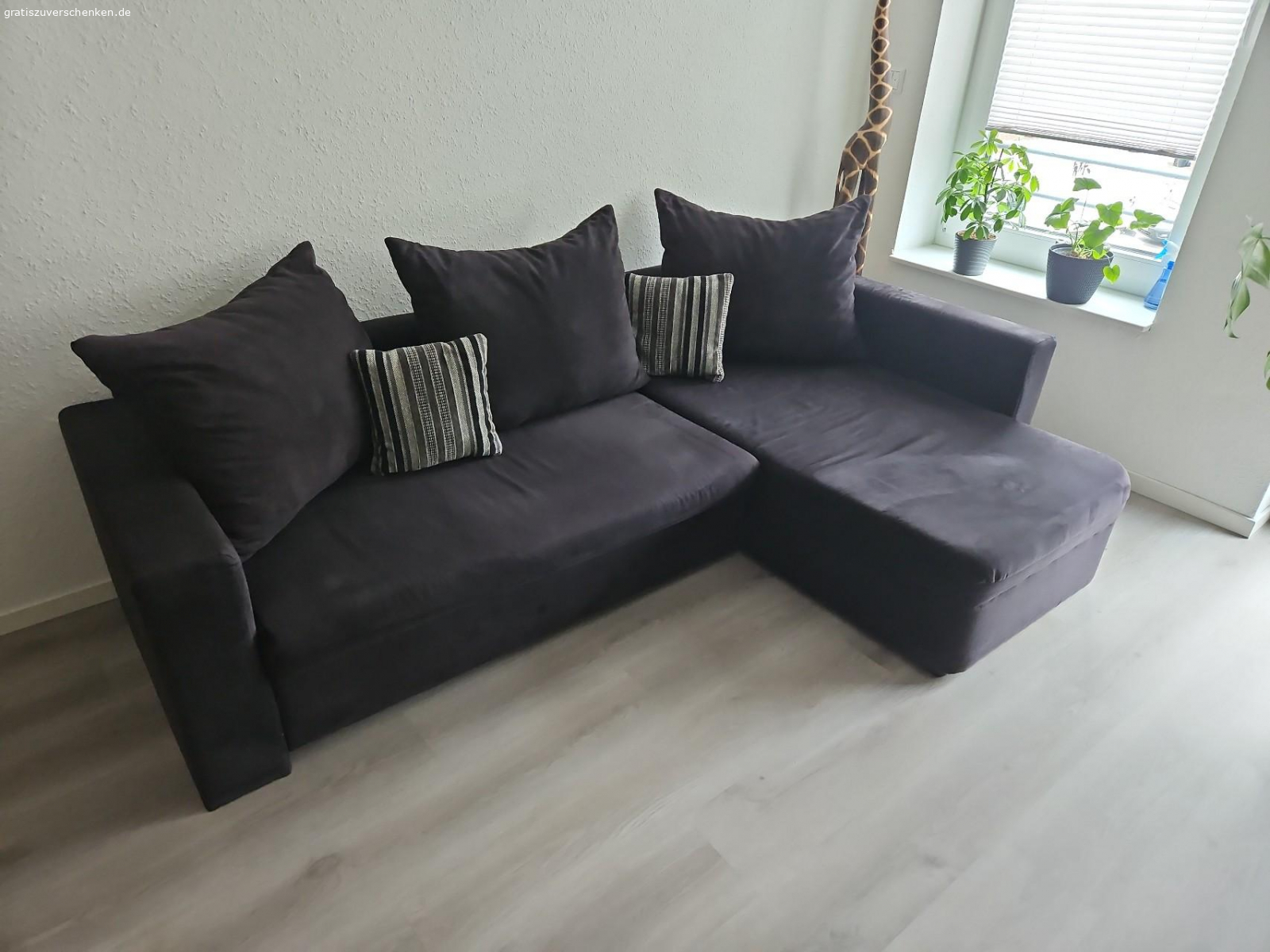 Schwarze Eckcouch zu verschenken. Eckcouch mit kleinem Riss in der Sitzfläche. Inklusive 3 grossen und 2 kleinen Kissen.