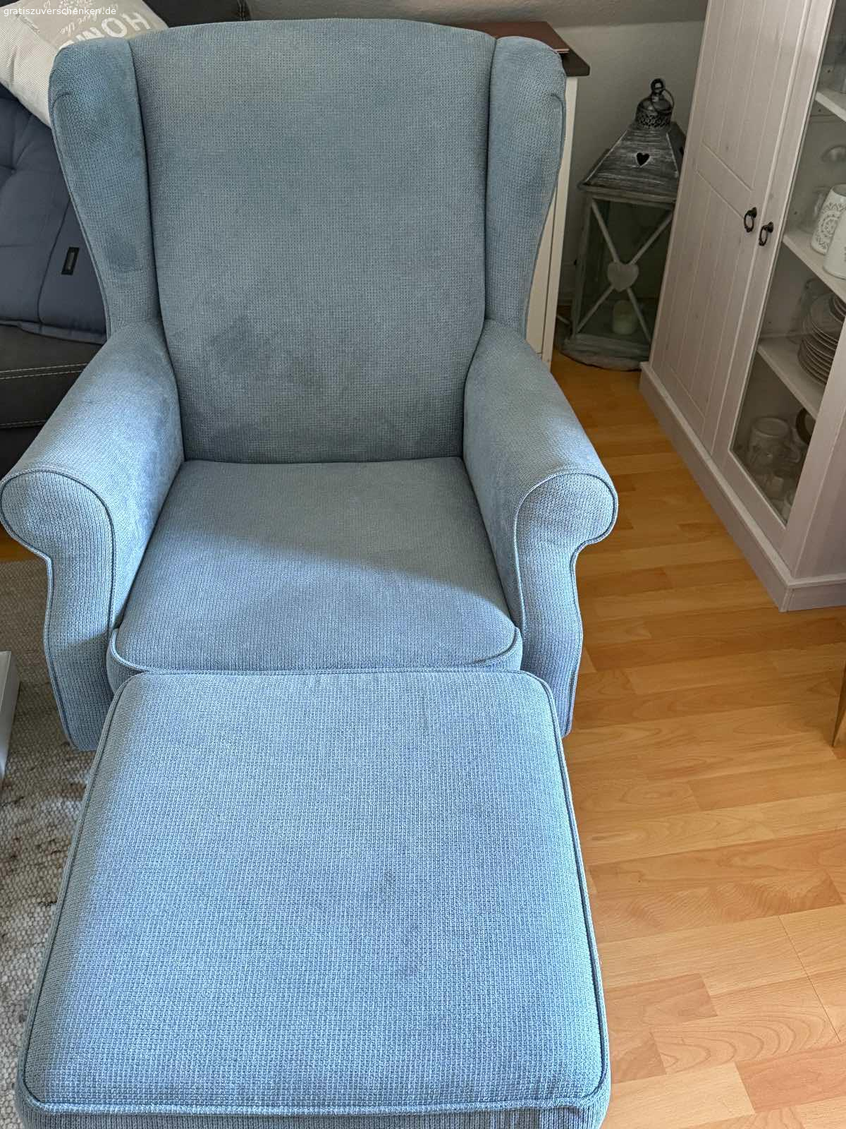 Sessel und Hocker in Blau. Sessel und Hocker in Blau
2 Jahre alt

Sehr guter Zustand

Sessel Maße 82x95x85 cm

Hocker Maße 55x44x55 cm