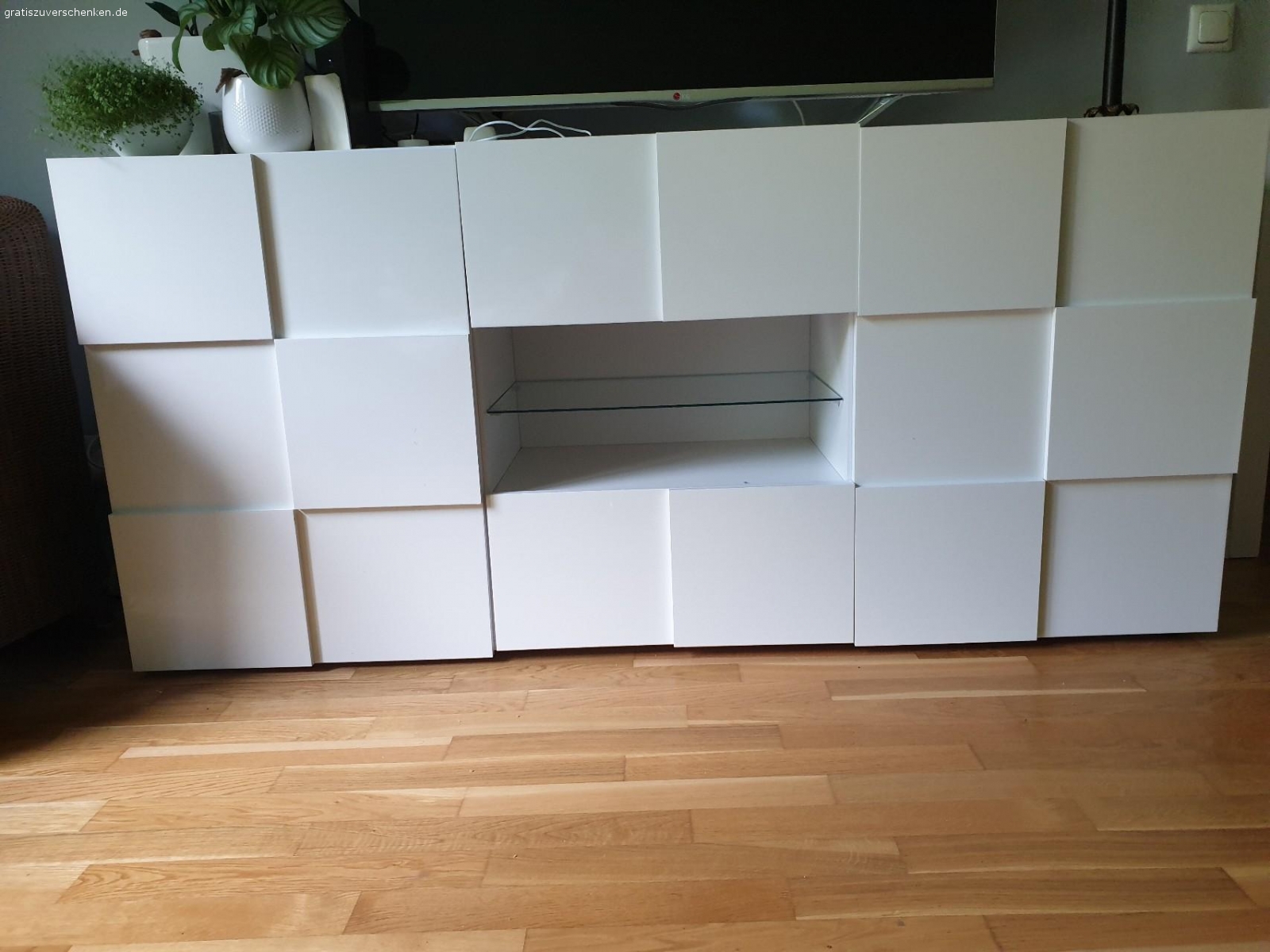 Sideboard weiss hochglanz. Das Sideboard hat 2 Schubladen und 2 Türen mit je 1 Einlegeboden. 
Das linke Scharnier ist ausgebrochen und beim rechten ist eine Schraube überdreht. Ist jedoch zu reparieren. 
abzuholen in Hamburg Rahlstedt.