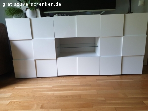 Sideboard weiss hochglanz. Das Sideboard hat 2 Schubladen und 2 Türen mit je 1 Einlegeboden. 
Das linke Scharnier ist ausgebrochen und beim rechten ist eine Schraube überdreht. Ist jedoch zu reparieren. 
abzuholen in Hamburg Rahlstedt.