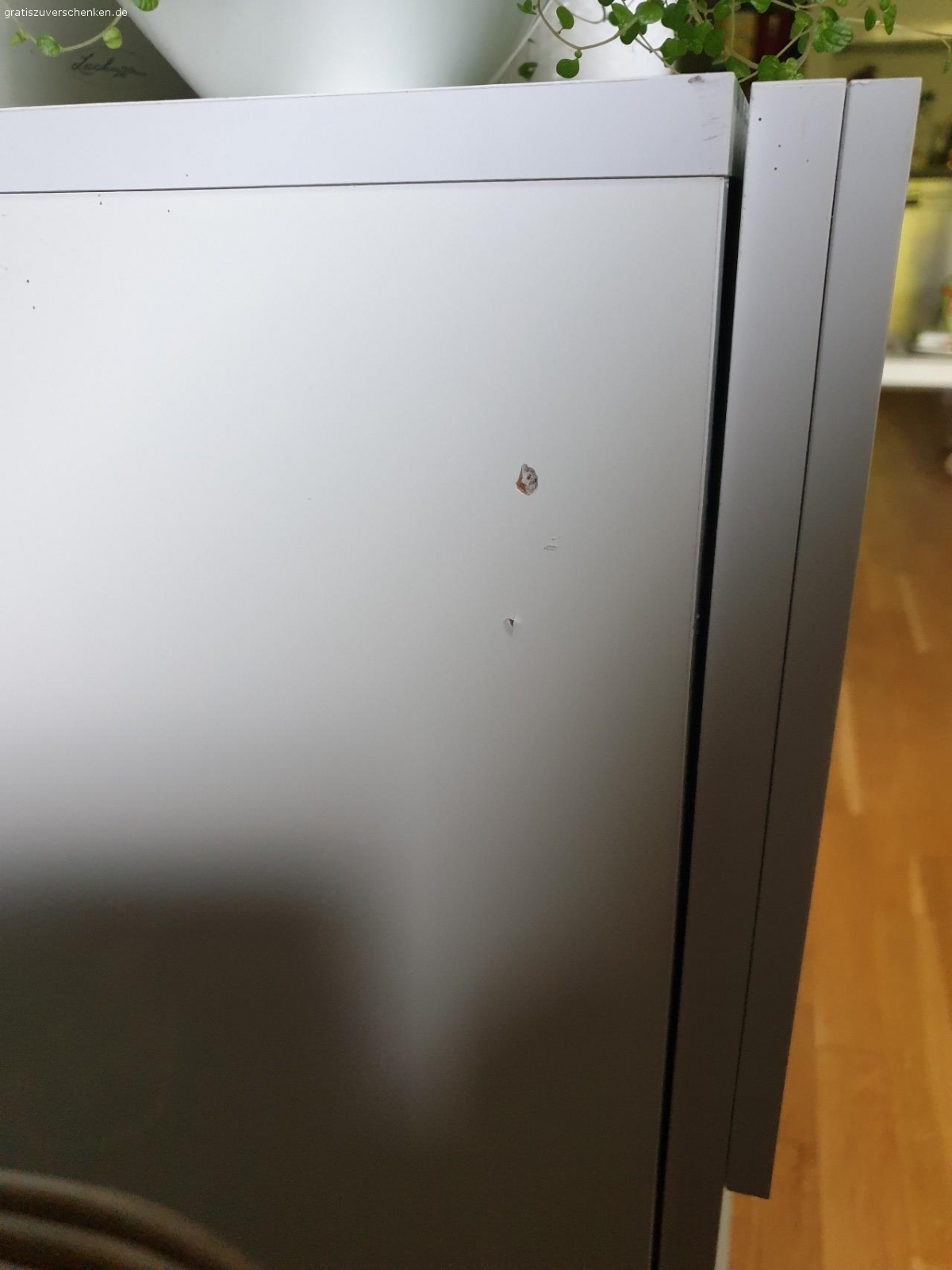 Sideboard weiss hochglanz. Das Sideboard hat 2 Schubladen und 2 Türen mit je 1 Einlegeboden. 
Das linke Scharnier ist ausgebrochen und beim rechten ist eine Schraube überdreht. Ist jedoch zu reparieren. 
abzuholen in Hamburg Rahlstedt.