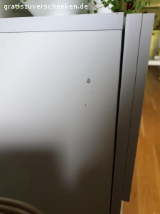 Sideboard weiss hochglanz. Das Sideboard hat 2 Schubladen und 2 Türen mit je 1 Einlegeboden. 
Das linke Scharnier ist ausgebrochen und beim rechten ist eine Schraube überdreht. Ist jedoch zu reparieren. 
abzuholen in Hamburg Rahlstedt.