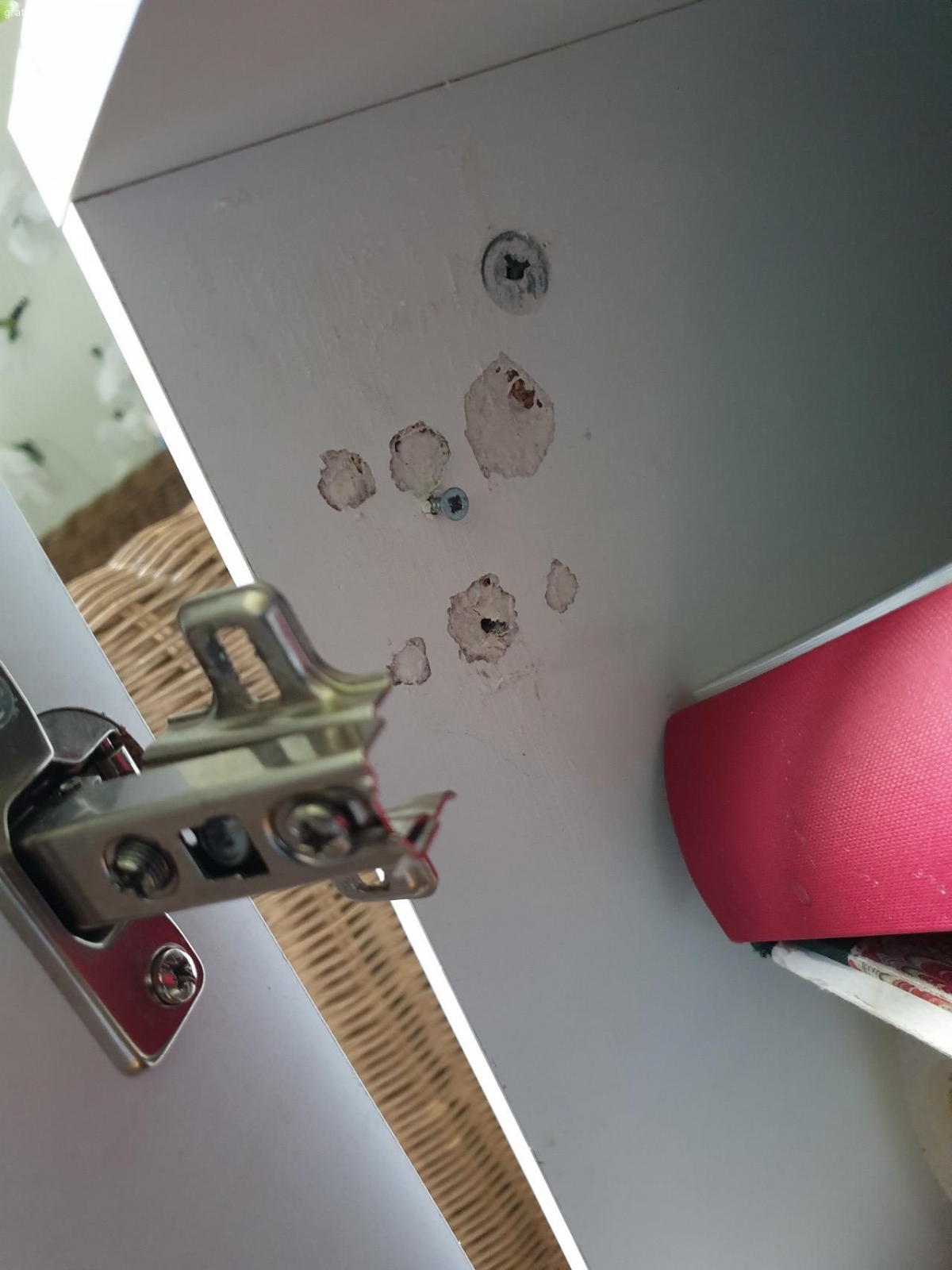 Sideboard weiss hochglanz. Das Sideboard hat 2 Schubladen und 2 Türen mit je 1 Einlegeboden. 
Das linke Scharnier ist ausgebrochen und beim rechten ist eine Schraube überdreht. Ist jedoch zu reparieren. 
abzuholen in Hamburg Rahlstedt.