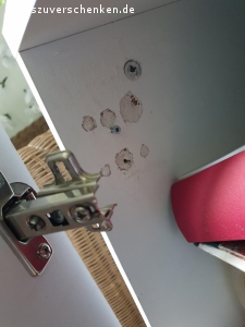 Sideboard weiss hochglanz. Das Sideboard hat 2 Schubladen und 2 Türen mit je 1 Einlegeboden. 
Das linke Scharnier ist ausgebrochen und beim rechten ist eine Schraube überdreht. Ist jedoch zu reparieren. 
abzuholen in Hamburg Rahlstedt.