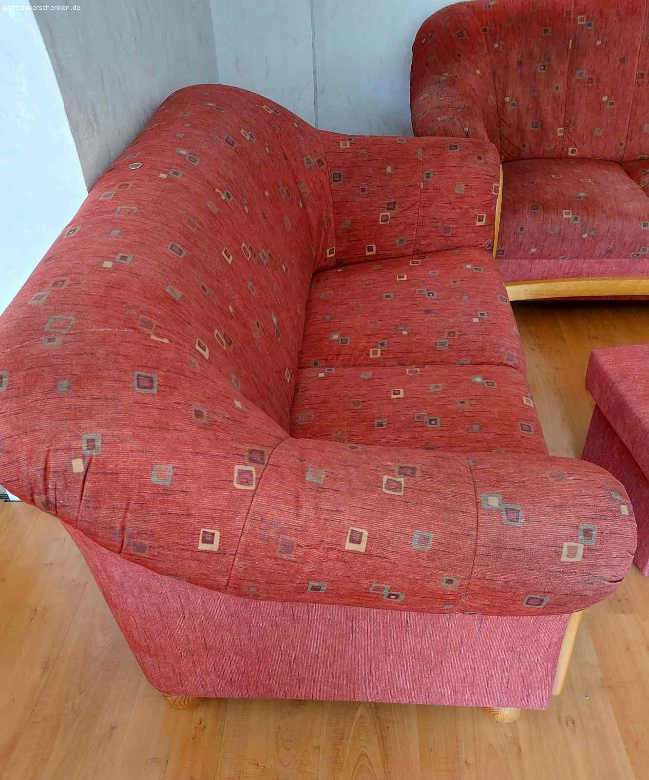 Sitzgarnitur 2er.3er .1 Sessel.. Verschenke Sitzgarnitur 3er.2er.1 Sessel. 1 Hocker
Keine Löcher , Risse oder Flecken im Stoff sauber auch, nicht durch gessen.
Nichtraucher oder Tier frei.
Kein Schrott den ich los werden will.
1 Sessel B x 90 cm
2er Sofa B x 1.50m
3er Sofa B x 2.00m
Hocker 45cm x 45cm Hoch 40cm.
Kein Versand
Nur Abholung
in 51379 Leverkusen / Opladen