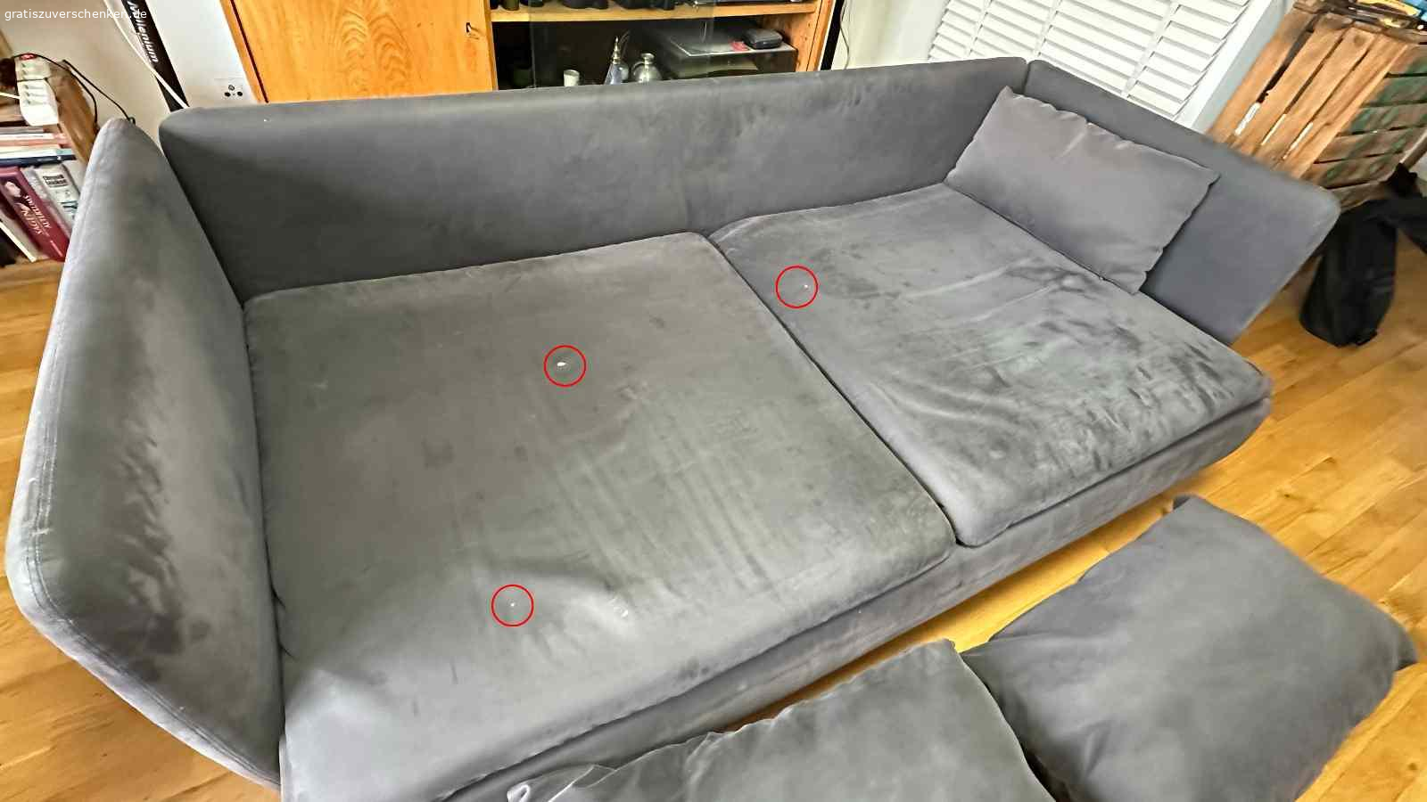 SÖDERHAMN 3er Couch zu verschenken. Ich verschenke meine gut erhaltene und sehr gemütliche SÖDERHAMN Couch von IKEA.
Sie hat zwei Armlehnen (abnehmbar), zwei Rückenkissen und ein Seitenkissen (siehe Fotos).

Die Bezüge lassen sich leicht abnehmen und reinigen oder bei Bedarf durch neue ersetzen – Originalbezüge gibt es bei IKEA, Alternativen online.

Hinweis: Auf den Sitzkissen befinden sich ein paar kleine Brandlöcher (siehe Fotos), ansonsten ist die Couch in gutem Zustand.

Ich gebe sie ab wegen Neuanschaffung. Nur Selbstabholung (Nahe S Herrmanstraße)

Mehr Bilder von der Couch sind hier https://www.kleinanzeigen.de/s-anzeige/soederhamn-3er-couch-zu-verschenken/3061108383-88-3393