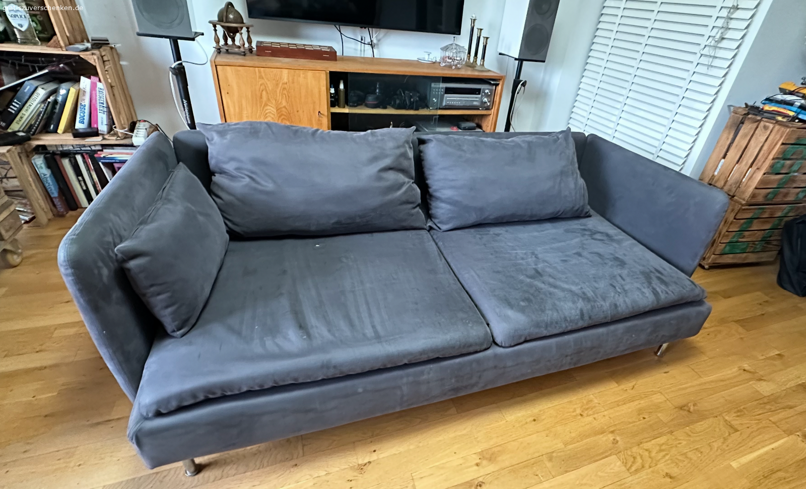 SÖDERHAMN 3er Couch zu verschenken. Ich verschenke meine gut erhaltene und sehr gemütliche SÖDERHAMN Couch von IKEA.
Sie hat zwei Armlehnen (abnehmbar), zwei Rückenkissen und ein Seitenkissen (siehe Fotos).

Die Bezüge lassen sich leicht abnehmen und reinigen oder bei Bedarf durch neue ersetzen – Originalbezüge gibt es bei IKEA, Alternativen online.

Hinweis: Auf den Sitzkissen befinden sich ein paar kleine Brandlöcher (siehe Fotos), ansonsten ist die Couch in gutem Zustand.

Ich gebe sie ab wegen Neuanschaffung. Nur Selbstabholung (Nahe S Herrmanstraße)

Mehr Bilder von der Couch sind hier https://www.kleinanzeigen.de/s-anzeige/soederhamn-3er-couch-zu-verschenken/3061108383-88-3393