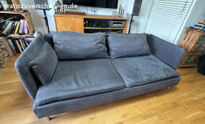 SÖDERHAMN 3er Couch zu verschenken. Ich verschenke meine gut erhaltene und sehr gemütliche SÖDERHAMN Couch von IKEA.
Sie hat zwei Armlehnen (abnehmbar), zwei Rückenkissen und ein Seitenkissen (siehe Fotos).

Die Bezüge lassen sich leicht abnehmen und reinigen oder bei Bedarf durch neue ersetzen – Originalbezüge gibt es bei IKEA, Alternativen online.

Hinweis: Auf den Sitzkissen befinden sich ein paar kleine Brandlöcher (siehe Fotos), ansonsten ist die Couch in gutem Zustand.

Ich gebe sie ab wegen Neuanschaffung. Nur Selbstabholung (Nahe S Herrmanstraße)

Mehr Bilder von der Couch sind hier https://www.kleinanzeigen.de/s-anzeige/soederhamn-3er-couch-zu-verschenken/3061108383-88-3393