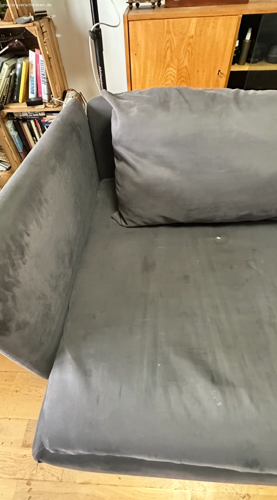 SÖDERHAMN 3er Couch zu verschenken. Ich verschenke meine gut erhaltene und sehr gemütliche SÖDERHAMN Couch von IKEA.
Sie hat zwei Armlehnen (abnehmbar), zwei Rückenkissen und ein Seitenkissen (siehe Fotos).

Die Bezüge lassen sich leicht abnehmen und reinigen oder bei Bedarf durch neue ersetzen – Originalbezüge gibt es bei IKEA, Alternativen online.

Hinweis: Auf den Sitzkissen befinden sich ein paar kleine Brandlöcher (siehe Fotos), ansonsten ist die Couch in gutem Zustand.

Ich gebe sie ab wegen Neuanschaffung. Nur Selbstabholung (Nahe S Herrmanstraße)

Mehr Bilder von der Couch sind hier https://www.kleinanzeigen.de/s-anzeige/soederhamn-3er-couch-zu-verschenken/3061108383-88-3393