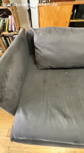 SÖDERHAMN 3er Couch zu verschenken. Ich verschenke meine gut erhaltene und sehr gemütliche SÖDERHAMN Couch von IKEA.
Sie hat zwei Armlehnen (abnehmbar), zwei Rückenkissen und ein Seitenkissen (siehe Fotos).

Die Bezüge lassen sich leicht abnehmen und reinigen oder bei Bedarf durch neue ersetzen – Originalbezüge gibt es bei IKEA, Alternativen online.

Hinweis: Auf den Sitzkissen befinden sich ein paar kleine Brandlöcher (siehe Fotos), ansonsten ist die Couch in gutem Zustand.

Ich gebe sie ab wegen Neuanschaffung. Nur Selbstabholung (Nahe S Herrmanstraße)

Mehr Bilder von der Couch sind hier https://www.kleinanzeigen.de/s-anzeige/soederhamn-3er-couch-zu-verschenken/3061108383-88-3393