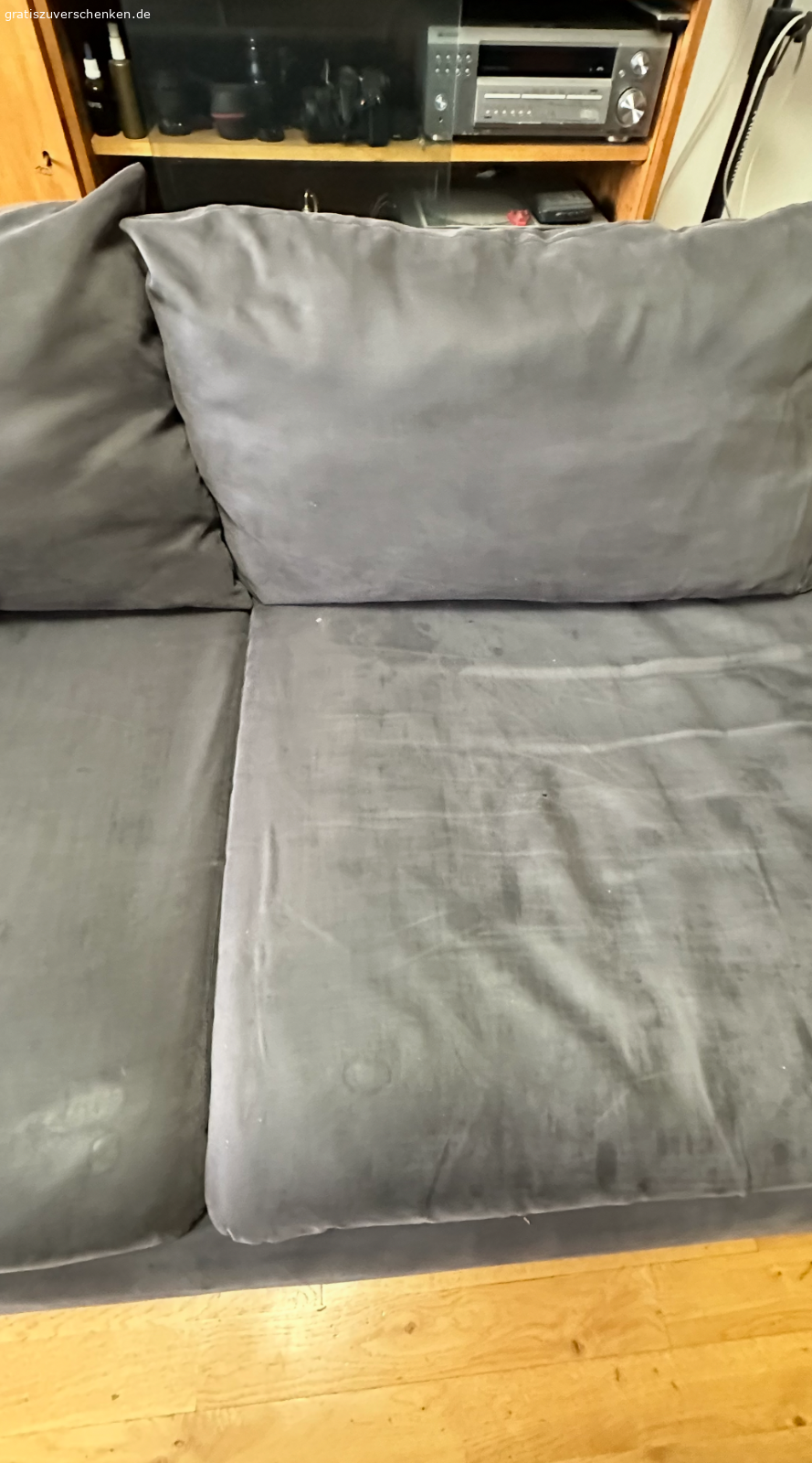 SÖDERHAMN 3er Couch zu verschenken. Ich verschenke meine gut erhaltene und sehr gemütliche SÖDERHAMN Couch von IKEA.
Sie hat zwei Armlehnen (abnehmbar), zwei Rückenkissen und ein Seitenkissen (siehe Fotos).

Die Bezüge lassen sich leicht abnehmen und reinigen oder bei Bedarf durch neue ersetzen – Originalbezüge gibt es bei IKEA, Alternativen online.

Hinweis: Auf den Sitzkissen befinden sich ein paar kleine Brandlöcher (siehe Fotos), ansonsten ist die Couch in gutem Zustand.

Ich gebe sie ab wegen Neuanschaffung. Nur Selbstabholung (Nahe S Herrmanstraße)

Mehr Bilder von der Couch sind hier https://www.kleinanzeigen.de/s-anzeige/soederhamn-3er-couch-zu-verschenken/3061108383-88-3393