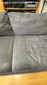 SÖDERHAMN 3er Couch zu verschenken. Ich verschenke meine gut erhaltene und sehr gemütliche SÖDERHAMN Couch von IKEA.
Sie hat zwei Armlehnen (abnehmbar), zwei Rückenkissen und ein Seitenkissen (siehe Fotos).

Die Bezüge lassen sich leicht abnehmen und reinigen oder bei Bedarf durch neue ersetzen – Originalbezüge gibt es bei IKEA, Alternativen online.

Hinweis: Auf den Sitzkissen befinden sich ein paar kleine Brandlöcher (siehe Fotos), ansonsten ist die Couch in gutem Zustand.

Ich gebe sie ab wegen Neuanschaffung. Nur Selbstabholung (Nahe S Herrmanstraße)

Mehr Bilder von der Couch sind hier https://www.kleinanzeigen.de/s-anzeige/soederhamn-3er-couch-zu-verschenken/3061108383-88-3393