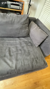 SÖDERHAMN 3er Couch zu verschenken. Ich verschenke meine gut erhaltene und sehr gemütliche SÖDERHAMN Couch von IKEA.
Sie hat zwei Armlehnen (abnehmbar), zwei Rückenkissen und ein Seitenkissen (siehe Fotos).

Die Bezüge lassen sich leicht abnehmen und reinigen oder bei Bedarf durch neue ersetzen – Originalbezüge gibt es bei IKEA, Alternativen online.

Hinweis: Auf den Sitzkissen befinden sich ein paar kleine Brandlöcher (siehe Fotos), ansonsten ist die Couch in gutem Zustand.

Ich gebe sie ab wegen Neuanschaffung. Nur Selbstabholung (Nahe S Herrmanstraße)

Mehr Bilder von der Couch sind hier https://www.kleinanzeigen.de/s-anzeige/soederhamn-3er-couch-zu-verschenken/3061108383-88-3393