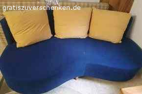 Sofa-3-Teile. 3-Teile-Sofa einzeln oder kombinierbar als großes Ganzes  zu verschenken.
Incl. 5 bequemen Kissen, Zustand gut.