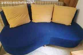 Sofa-3-Teile. 3-Teile-Sofa einzeln oder kombinierbar als großes Ganzes  zu verschenken.
Incl. 5 bequemen Kissen, Zustand gut.