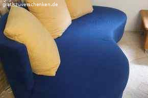 Sofa-3-Teile. 3-Teile-Sofa einzeln oder kombinierbar als großes Ganzes  zu verschenken.
Incl. 5 bequemen Kissen, Zustand gut.