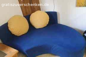 Sofa-3-Teile. 3-Teile-Sofa einzeln oder kombinierbar als großes Ganzes  zu verschenken.
Incl. 5 bequemen Kissen, Zustand gut.