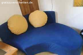 Sofa-3-Teile. 3-Teile-Sofa einzeln oder kombinierbar als großes Ganzes  zu verschenken.
Incl. 5 bequemen Kissen, Zustand gut.