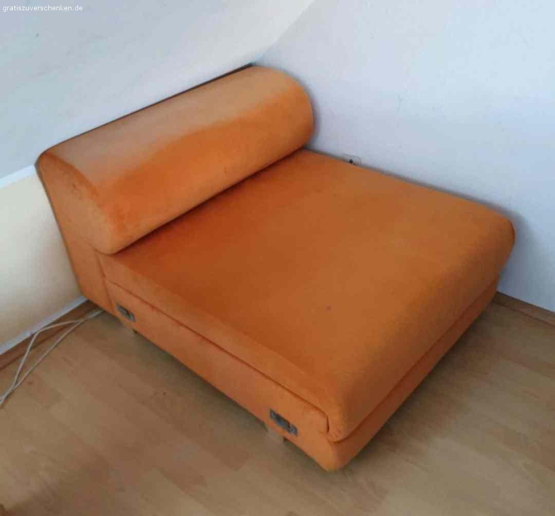 Sofa/Couch. Ich verschenke ein oranges kleines Sofa

Maße ca. 95x120cm (Höhe 42cm)

2. OG, nur Selbstabholer (mind. 2 Leute zum tragen)