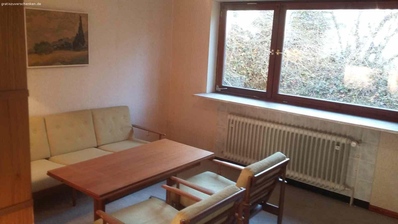 Sofa und Sessel Garnitur. Zu Verschenken sind ein Dreisitzer Sofa und zwei Sessel. Es handelt sich um original 50er Jahre Sitzmöble in einem wünderschönen und schlichten Retro-Design. Der Zustand ist gut. Keine Flecken auf den Bezügen und die Bespannung ist in guten Zustand. Es kann also ein außergewöhnlich gutes Retro-Schnäppchen gemacht werden. Gern Termin ausmachen.