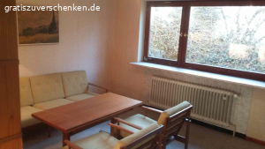 Sofa und Sessel Garnitur. Zu Verschenken sind ein Dreisitzer Sofa und zwei Sessel. Es handelt sich um original 50er Jahre Sitzmöble in einem wünderschönen und schlichten Retro-Design. Der Zustand ist gut. Keine Flecken auf den Bezügen und die Bespannung ist in guten Zustand. Es kann also ein außergewöhnlich gutes Retro-Schnäppchen gemacht werden. Gern Termin ausmachen.