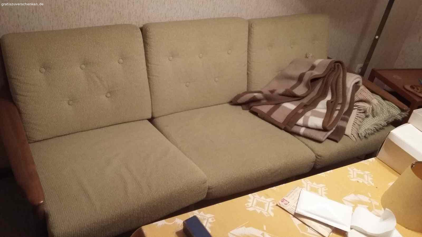 Sofa und Sessel Garnitur. Zu Verschenken sind ein Dreisitzer Sofa und zwei Sessel. Es handelt sich um original 50er Jahre Sitzmöble in einem wünderschönen und schlichten Retro-Design. Der Zustand ist gut. Keine Flecken auf den Bezügen und die Bespannung ist in guten Zustand. Es kann also ein außergewöhnlich gutes Retro-Schnäppchen gemacht werden. Gern Termin ausmachen.