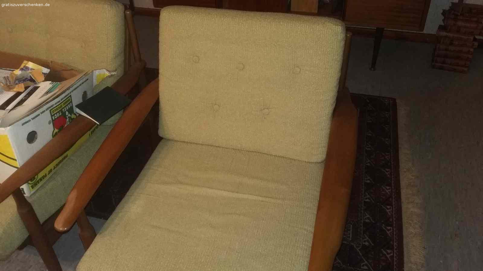 Sofa und Sessel Garnitur. Zu Verschenken sind ein Dreisitzer Sofa und zwei Sessel. Es handelt sich um original 50er Jahre Sitzmöble in einem wünderschönen und schlichten Retro-Design. Der Zustand ist gut. Keine Flecken auf den Bezügen und die Bespannung ist in guten Zustand. Es kann also ein außergewöhnlich gutes Retro-Schnäppchen gemacht werden. Gern Termin ausmachen.